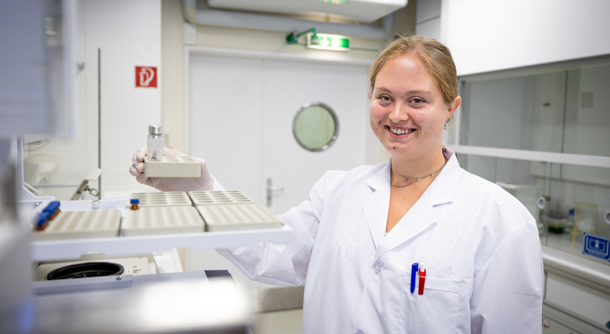 Abbildung einer Mitarbeiterin im Labor bei dem Projekt TRYSUB